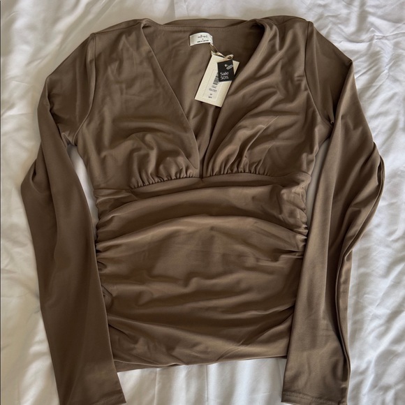 Aritzia Tops - NWT ARITZIA long sleeve top